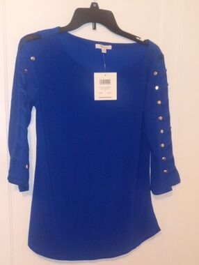 NWT women small bright blue top , design sleeves